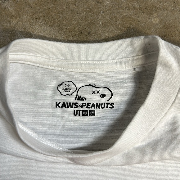 UNIQLO x KAWS x Peanuts “Snoopy Joe Kaws” Tee Youth 5-6 PreOwned - Picture 3 of 4